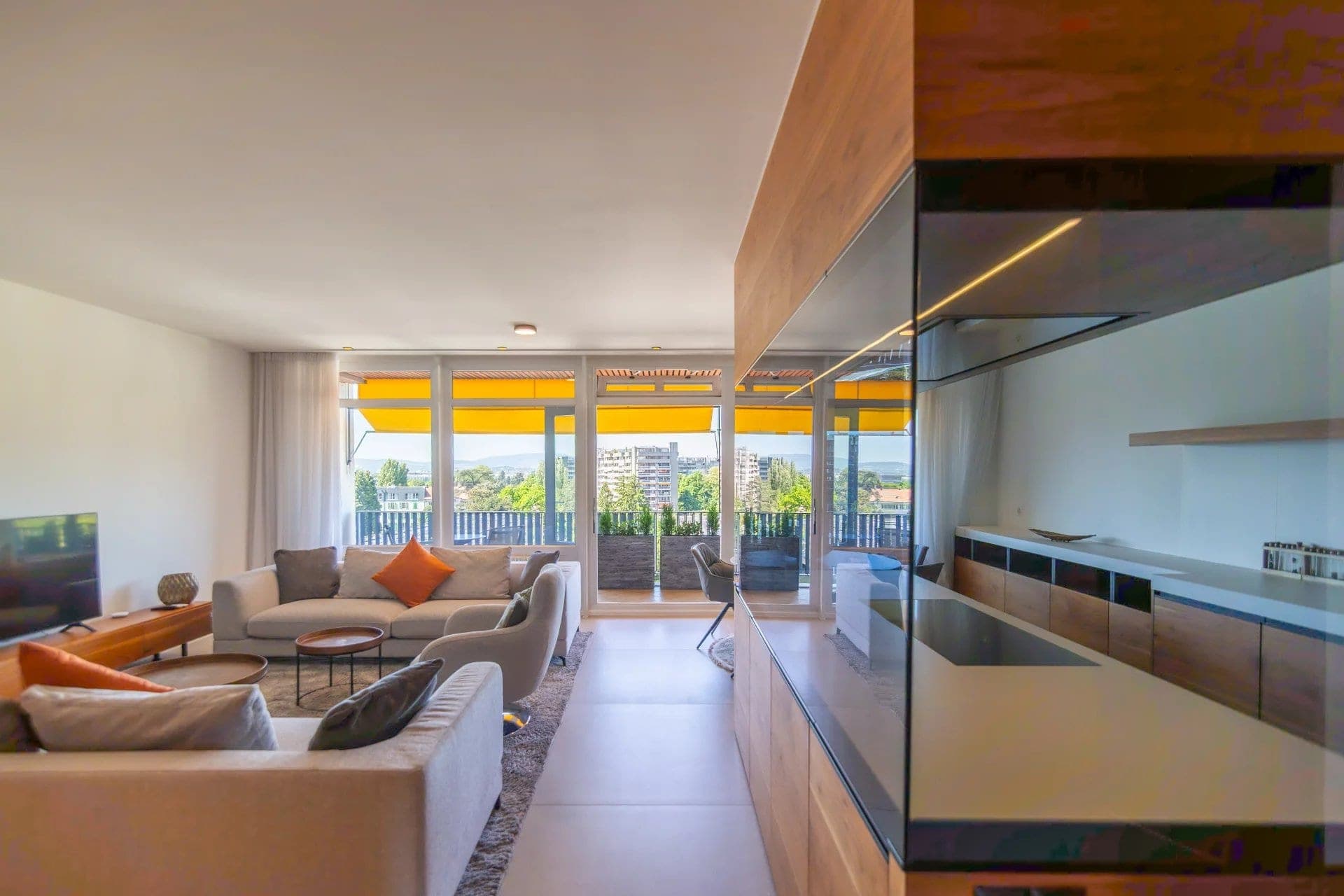 Superbe appartement rénové avec vue sur le lac et le Jet d’Eau — 1208 Genève