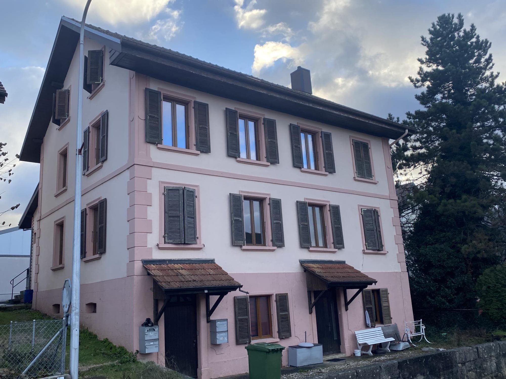 Immeuble au centre du village de Courgenay — 2950 Courgenay
